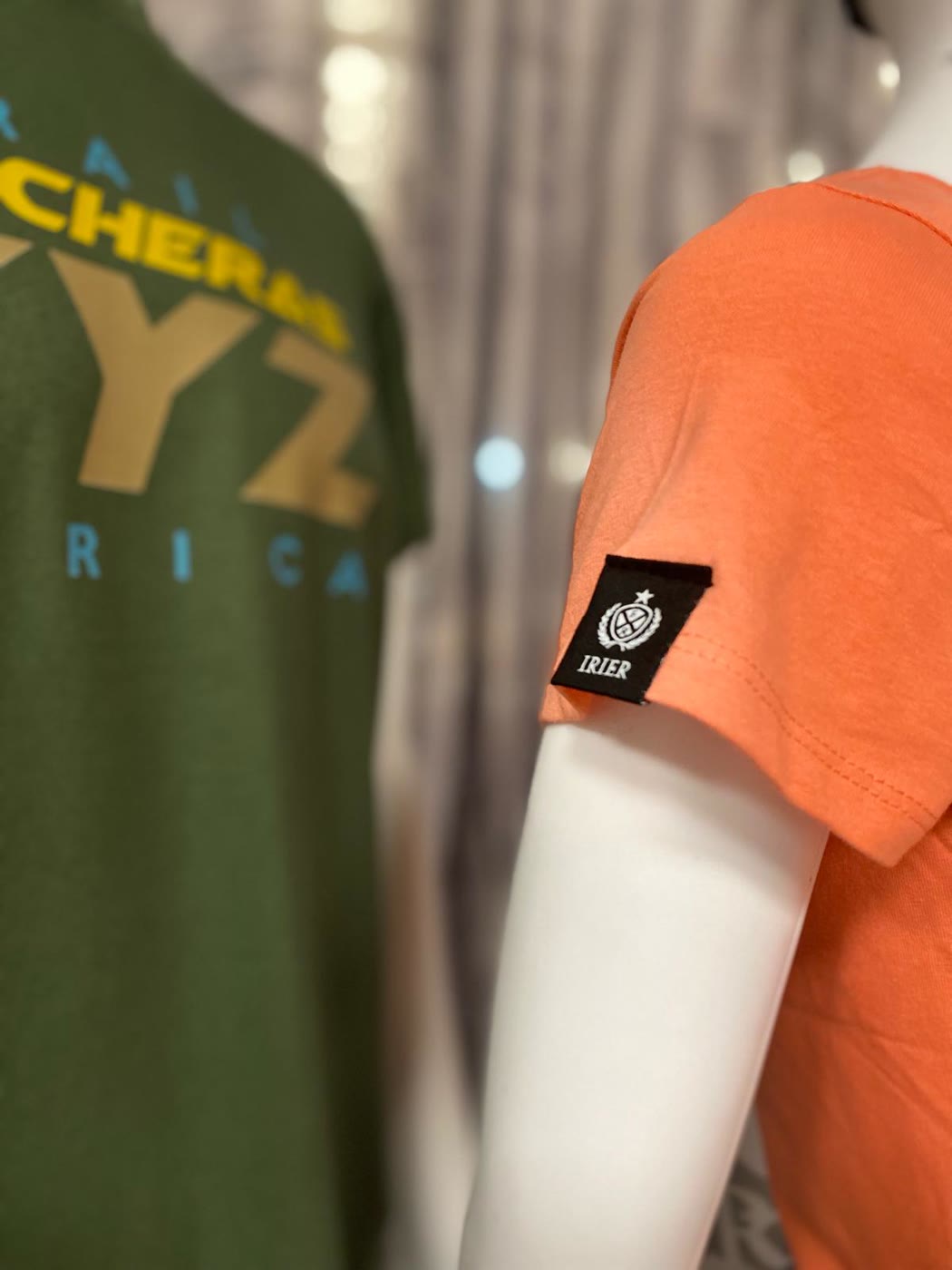 Trail Trincheras 2026: camiseta coral detalle etiqueta