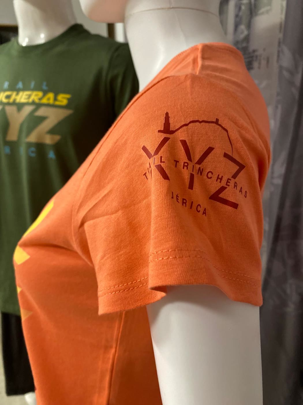 Trail Trincheras 2026: camiseta coral detalle manga