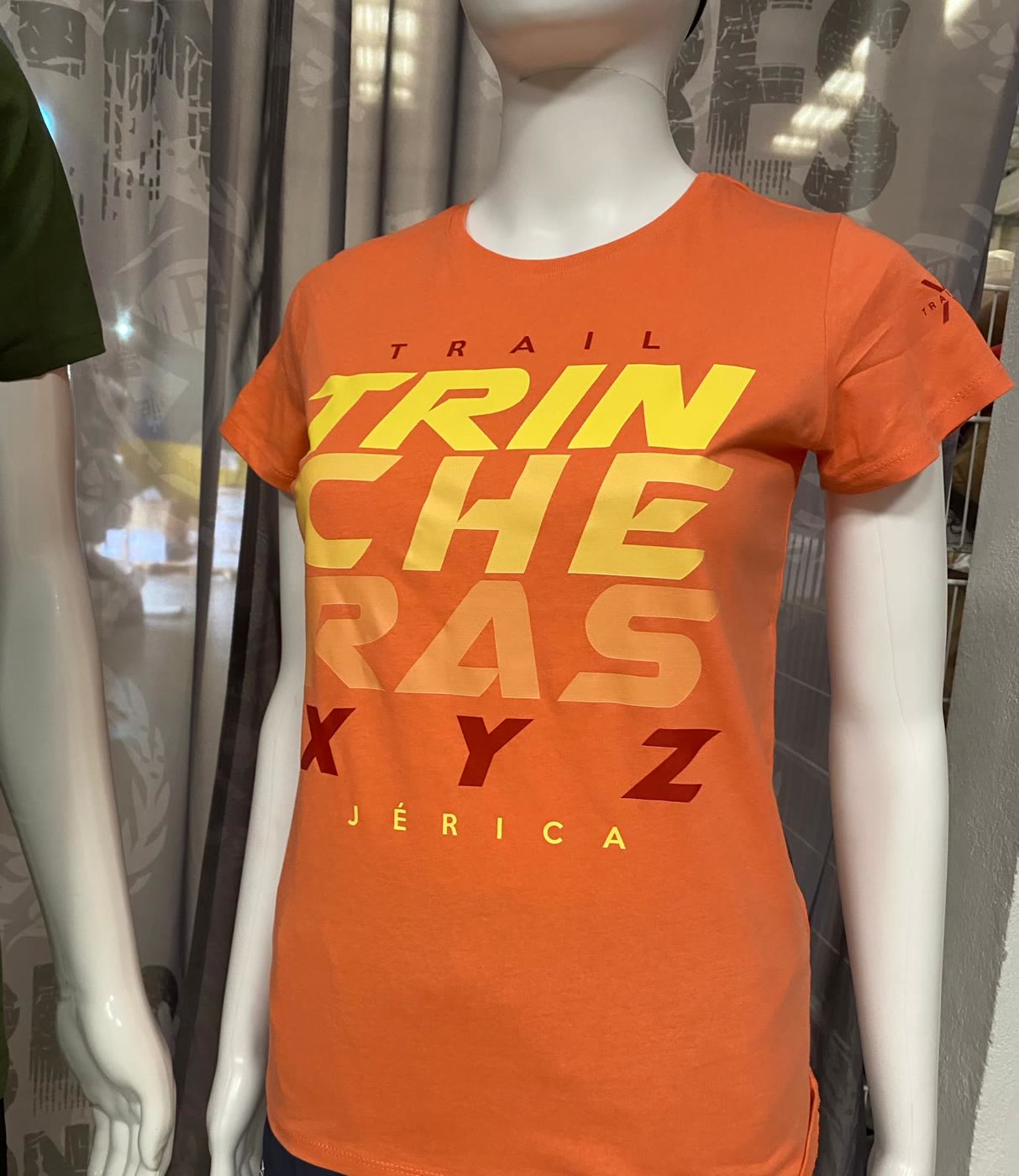Trail Trincheras 2026: camiseta coral expositor frontal