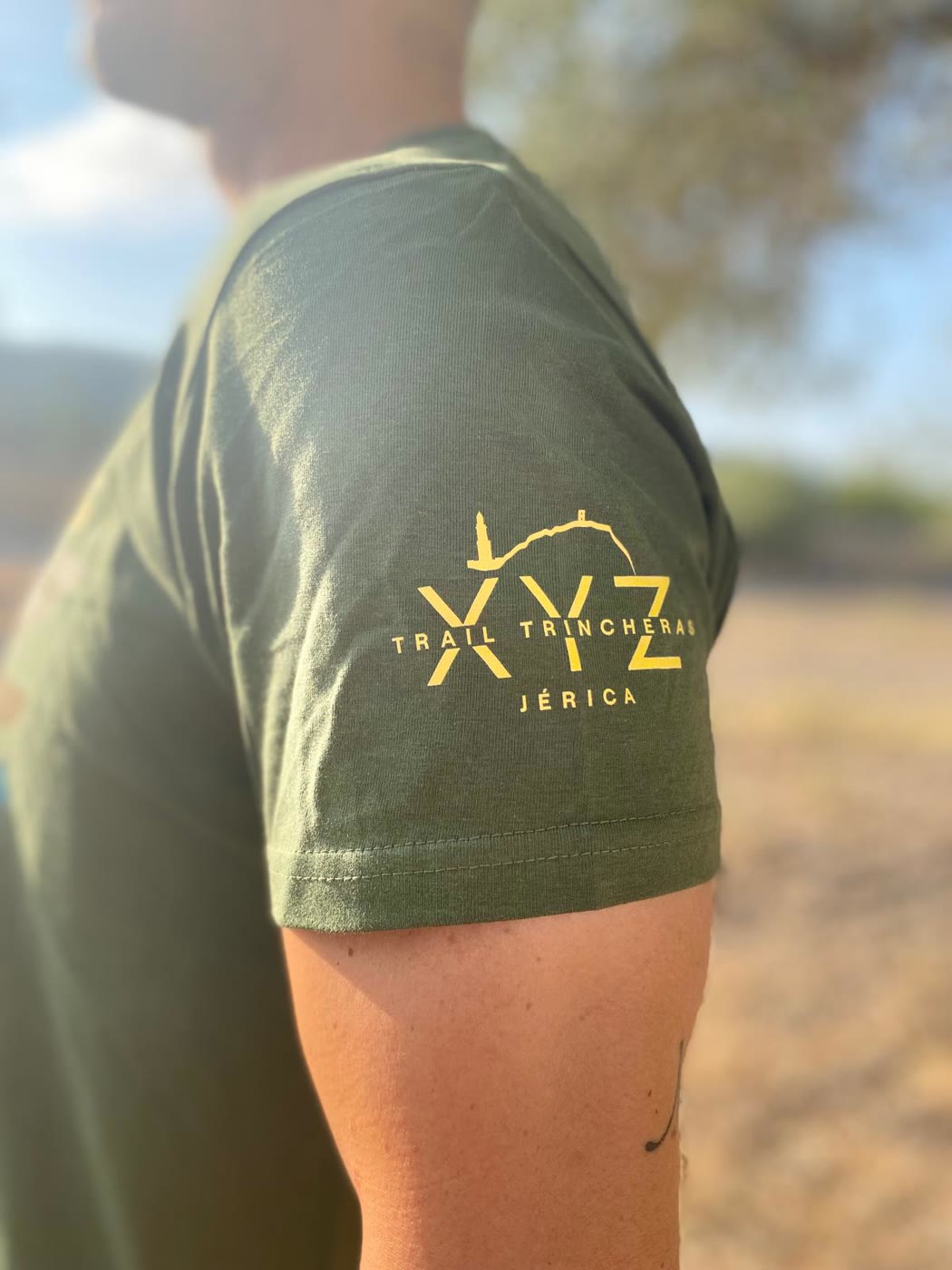 Trail Trincheras 2026: camiseta verde aventura detalle manga