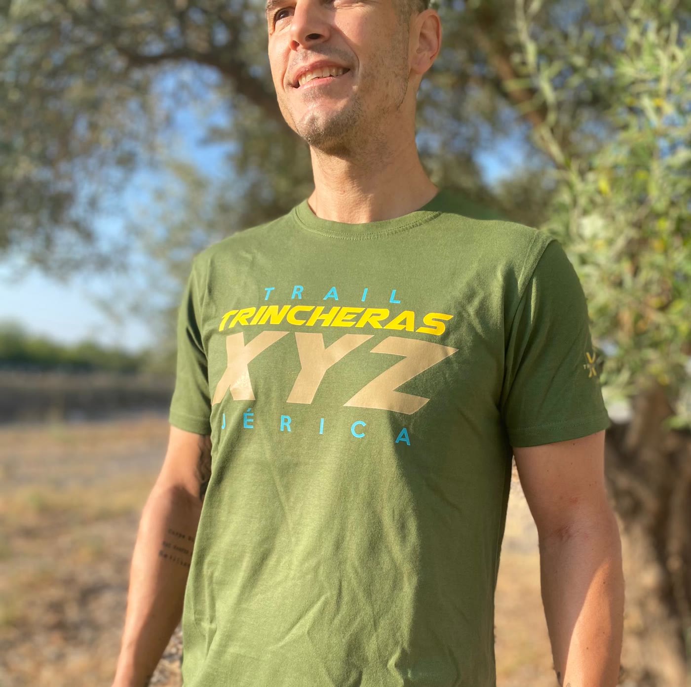 Trail Trincheras 2026: camiseta verde aventura modelo frontal 1