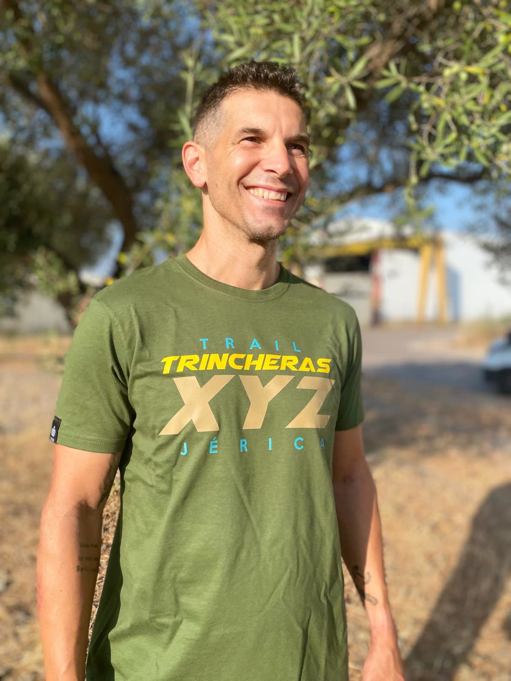 Trail Trincheras 2026: camiseta verde aventura modelo frontal 2