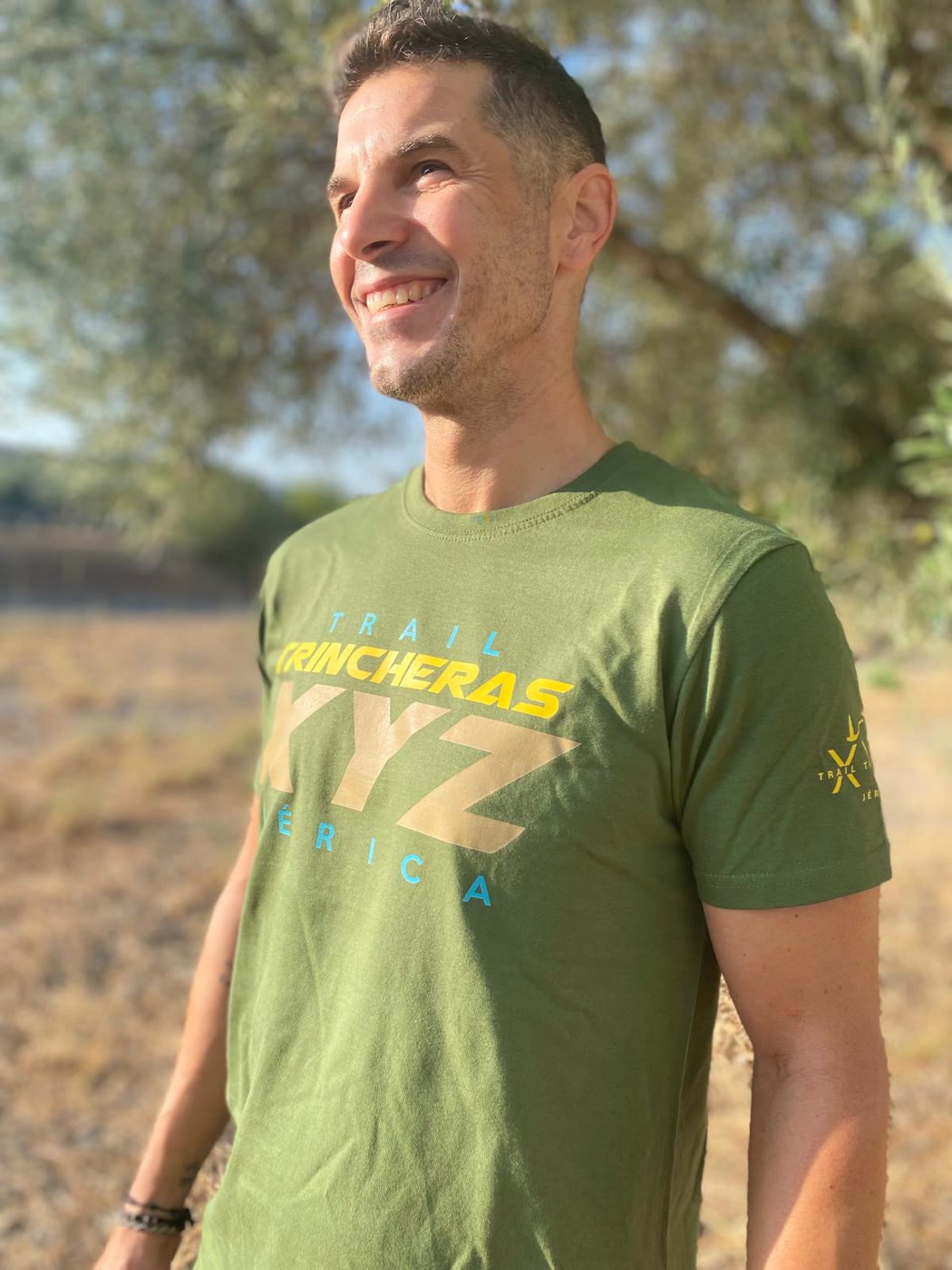 Trail Trincheras 2026: camiseta verde aventura modelo lateral