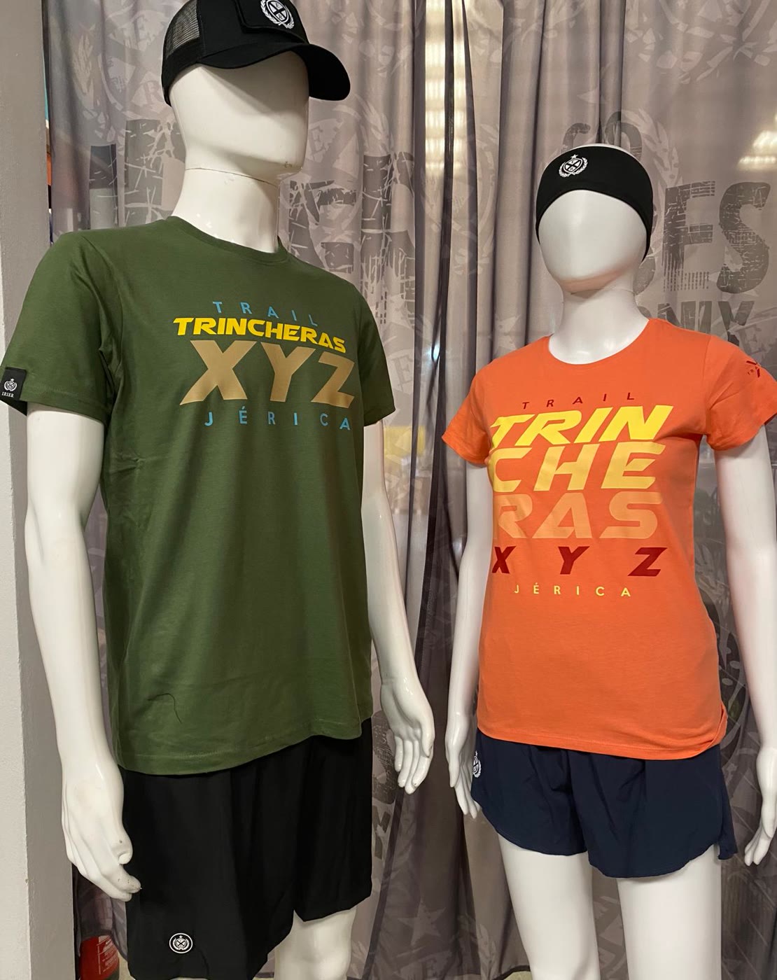 Trail Trincheras 2026: camisetas coral verde expositor 2