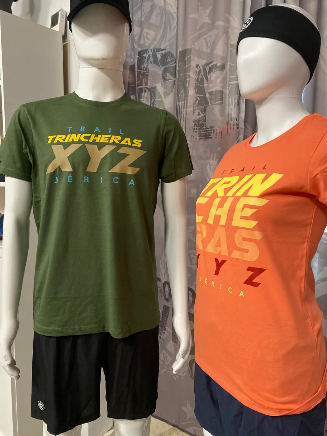 Trail Trincheras 2026: camisetas coral verde expositor 3