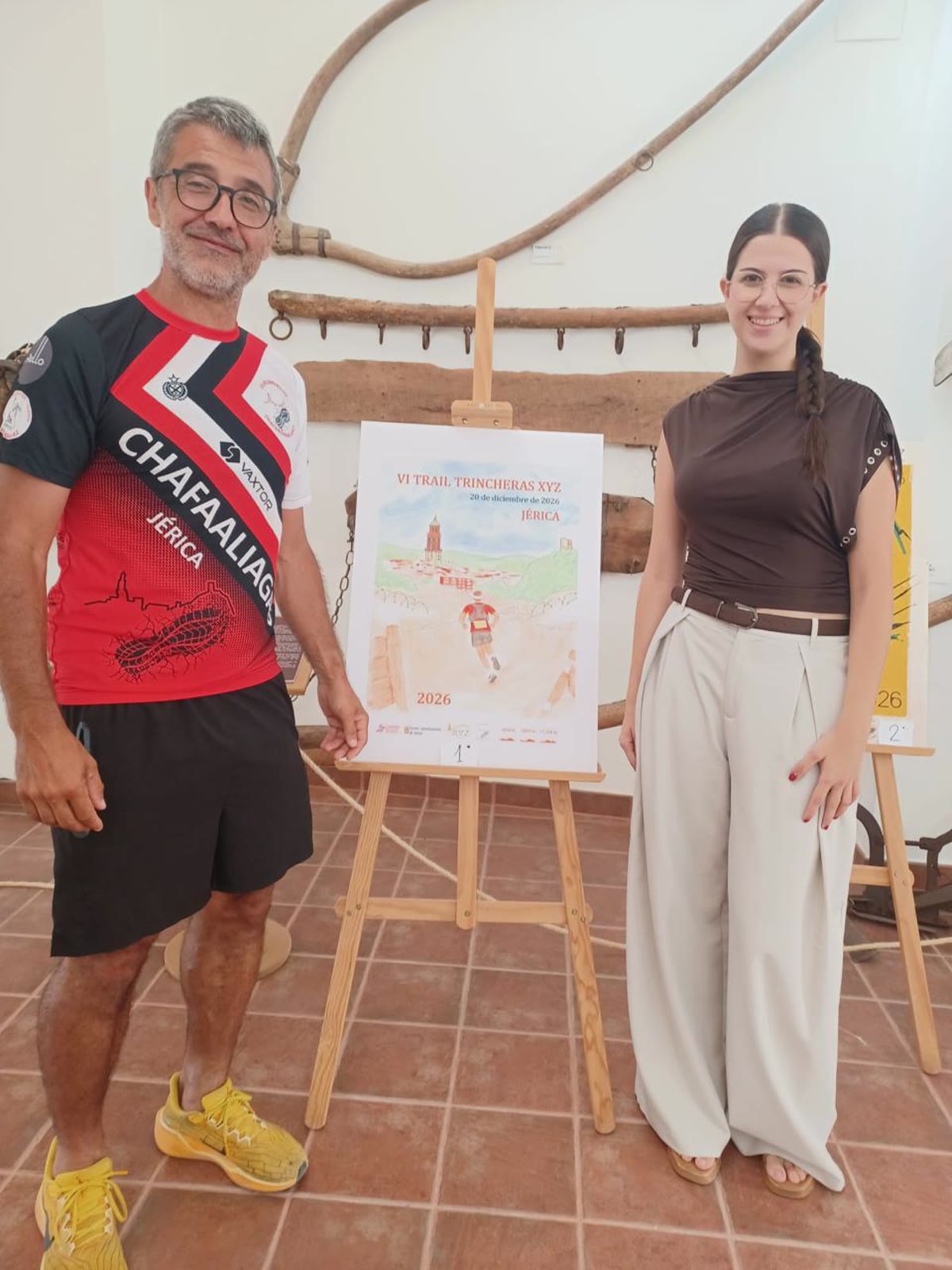 Entrega del premio de la categoría Adultos a Paula Sirvent Alonso, ganadora del Concurso de Carteles Trail Trincheras XYZ 2026