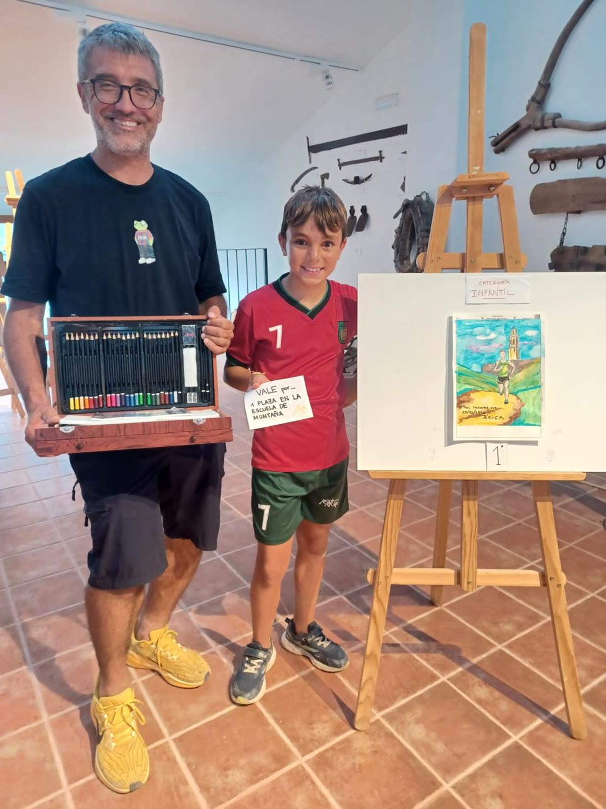 Entrega del premio de la categoría Infantil a José Verdejo, ganador del Concurso de Carteles Trail Trincheras XYZ 2026