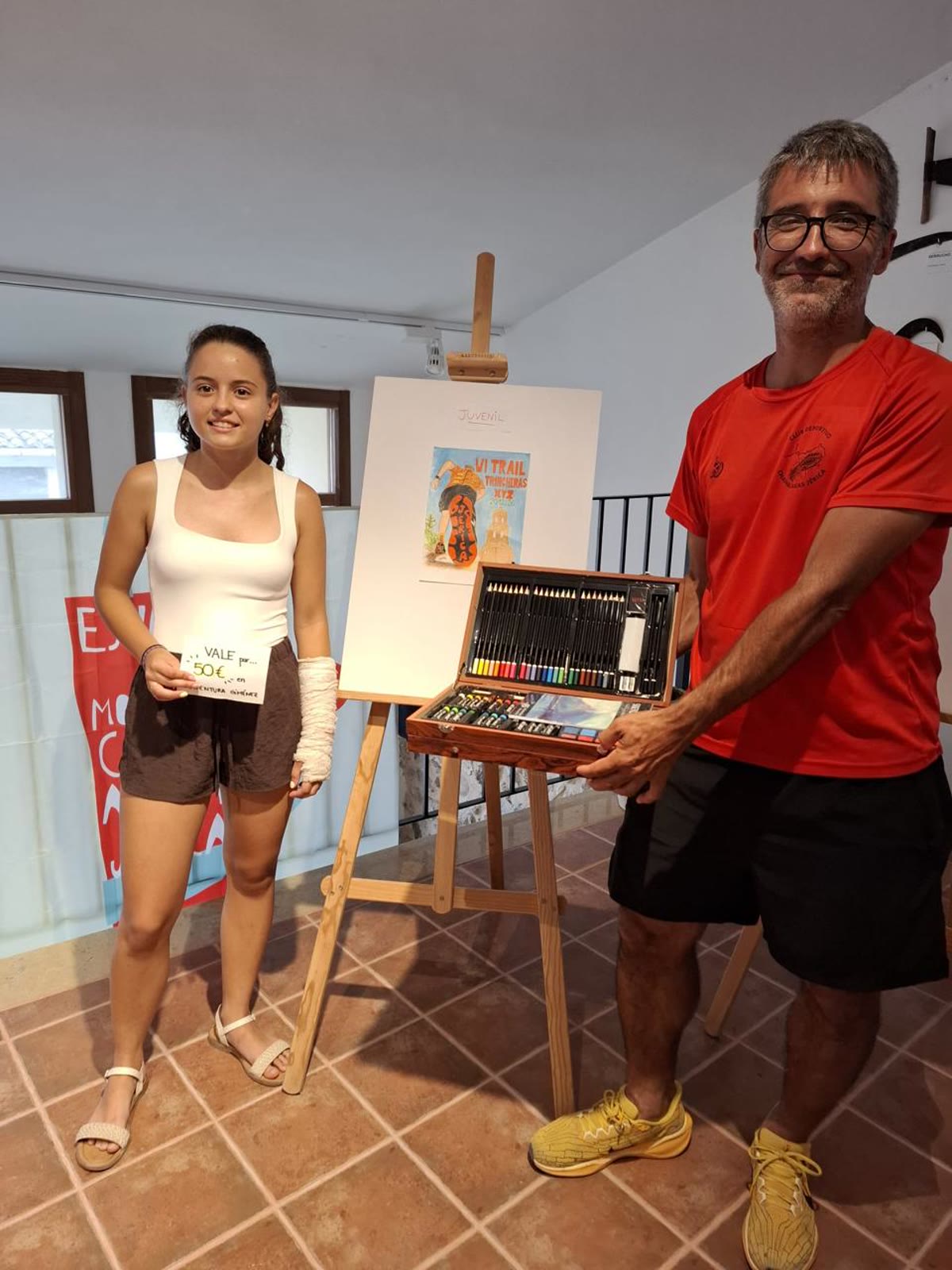 Entrega del premio de la categoría Juvenil a Irene Marco, ganadora del Concurso de Carteles Trail Trincheras XYZ 2026