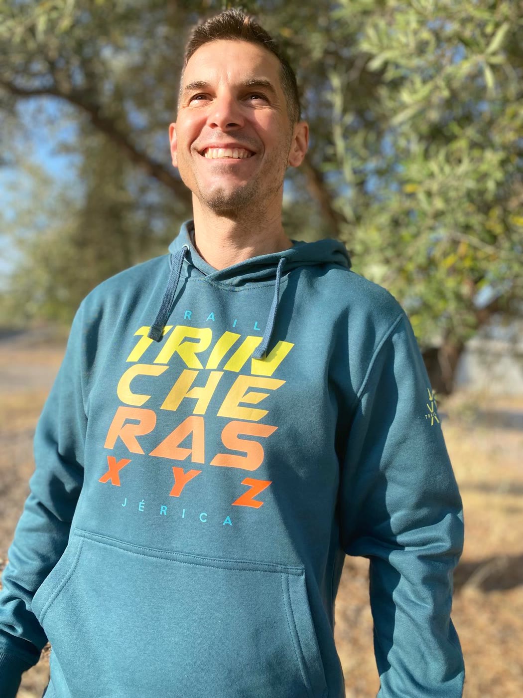 Trail Trincheras 2026: sudadera azul lago modelo frontal 3